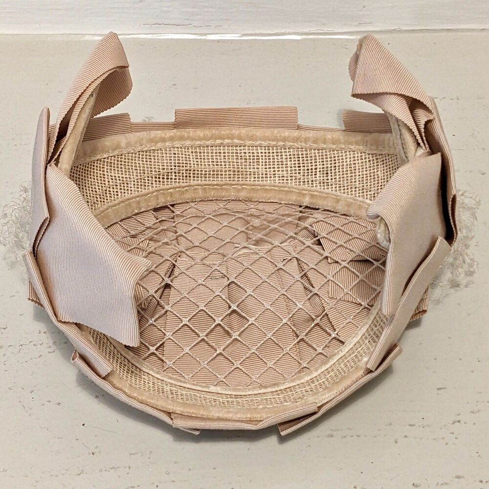 VTG. 50s/early 60s Creamy Beige Grosgrain Ribbon Half Hat / Cocktail Hat w/Veil - Picture 7 of 11
